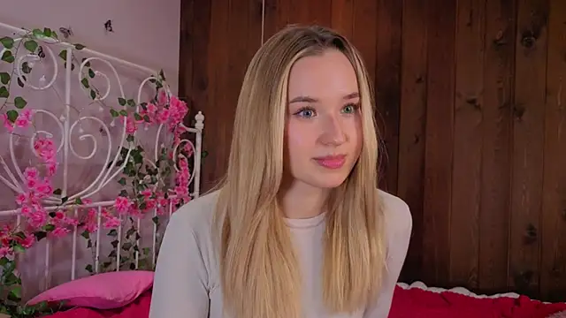 Snapshot of EveMcclearen chatting on 11-10-25, 01:32 EveMcclearen online show from 11-10-25, 01:32