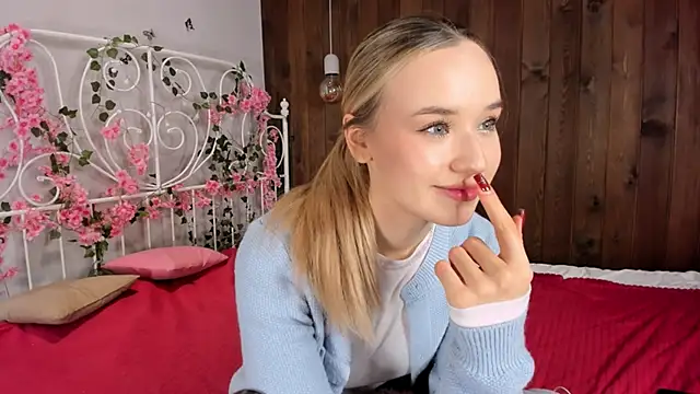 Snapshot of EveMcclearen chatting on 11-14-25, 10:14 EveMcclearen online show from 11-14-25, 10:14