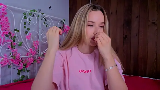 Snapshot of EveMcclearen chatting on 11-15-25, 08:22 EveMcclearen online show from 11-15-25, 08:22