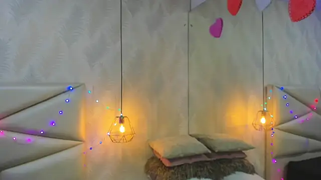 Snapshot of laurettedela_rouse chatting on 12-21-25, 10:44 laurettedela rouse online show from 12-21-25, 10:44