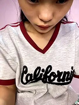 Snapshot of lung-linh chatting on 12-15-25, 03:00 lung-linh online show from 12-15-25, 03:00