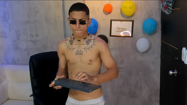 soy Aron online show from 11-22-25, 02:49