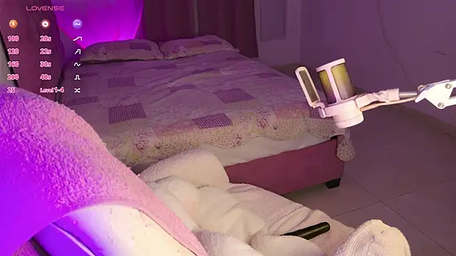 Snapshot of EmillieX chatting on 11-08-25, 11:03 EmillieX online show from 11-08-25, 11:03