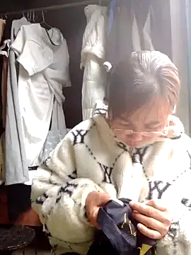 Snapshot of be-yeu chatting on 11-13-25, 01:48 be-yeu online show from 11-13-25, 01:48