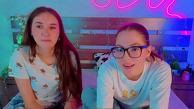 Snapshot of MargaretMorris chatting on 12-15-25, 12:42 MargaretMorris online show from 12-15-25, 12:42