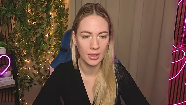 Snapshot of TonyaReid chatting on 12-14-25, 09:58 TonyaReid online show from 12-14-25, 09:58