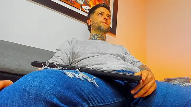 Snapshot of Supreme_Alpha chatting on 11-04-25, 03:38 Supreme Alpha online show from 11-04-25, 03:38