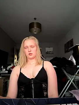 Snapshot of hotgoodgirll chatting on 11-18-25, 02:43 hotgoodgirll online show from 11-18-25, 02:43