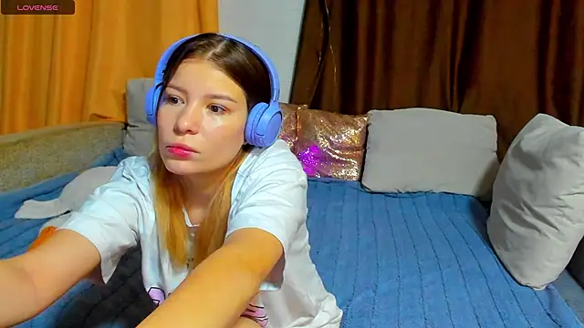 Eva purrr  online show from 11-17-25, 01:11