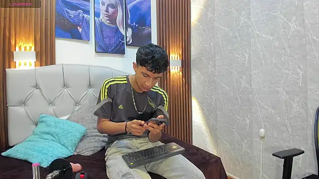 Snapshot of Elian_Julian chatting on 11-15-25, 11:43 Elian Julian online show from 11-15-25, 11:43