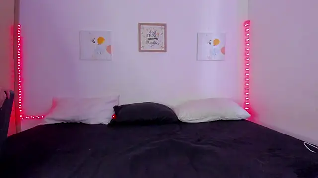 Miia  Jonees online show from 12-15-25, 06:45