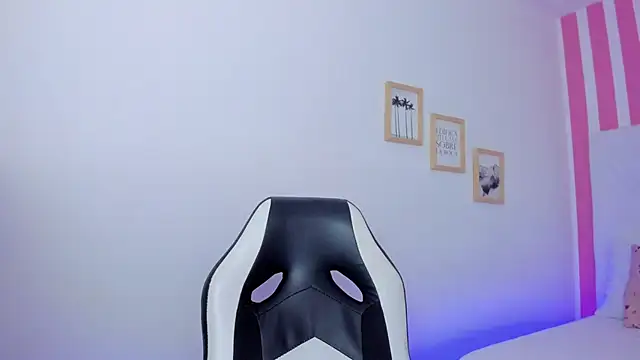 Emi Rosee online show from 11-29-25, 01:47