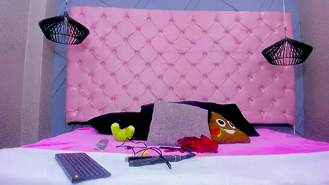 Snapshot of Mia_Horney chatting on 12-17-25, 01:17 Mia Horney online show from 12-17-25, 01:17