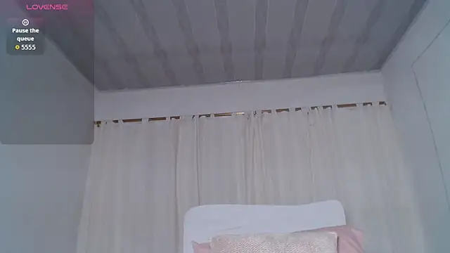 Snapshot of CoralReyes_IH chatting on 12-14-25, 11:04 CoralReyes IH online show from 12-14-25, 11:04