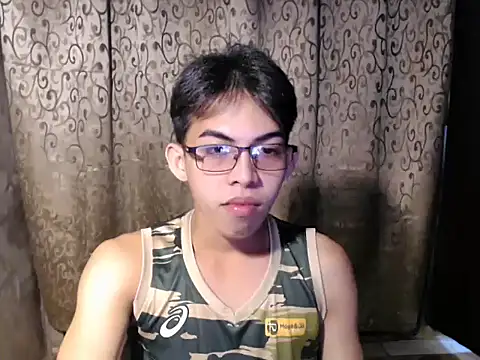 Snapshot of Urhotsilverboy chatting on 11-05-25, 01:44 Urhotsilverboy online show from 11-05-25, 01:44