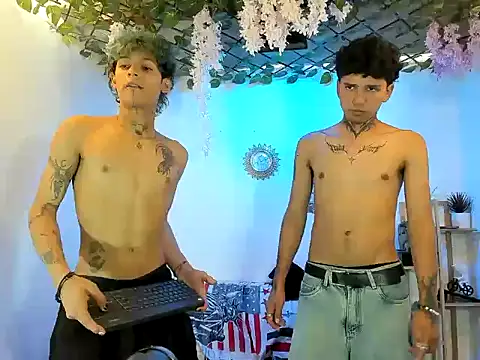 Snapshot of LATINDICKS chatting on 11-05-25, 03:45 LATINDICKS online show from 11-05-25, 03:45