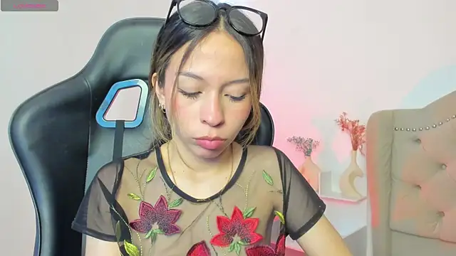 LuluuBerry online show from 11-12-25, 01:44