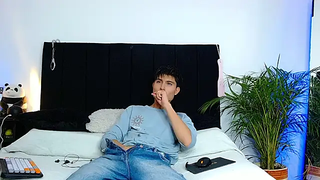 Snapshot of thomasbennett_ chatting on 11-06-25, 11:04 thomasbennett online show from 11-06-25, 11:04