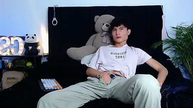 Snapshot of thomasbennett_ chatting on 11-07-25, 06:08 thomasbennett online show from 11-07-25, 06:08