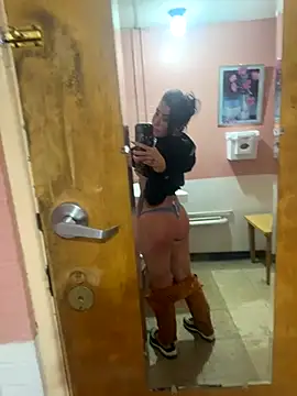 Snapshot of ValayaNoire chatting on 11-09-25, 09:40 ValayaNoire online show from 11-09-25, 09:40