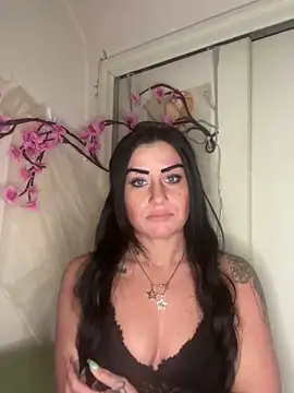 Snapshot of ValayaNoire chatting on 12-17-25, 12:16 ValayaNoire online show from 12-17-25, 12:16