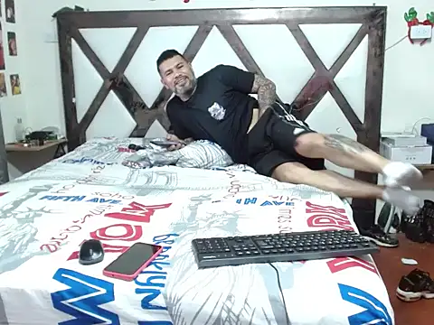 Snapshot of kendraandtommy chatting on 11-22-25, 06:40 kendraandtommy online show from 11-22-25, 06:40