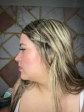 Snapshot of Amira_Malia chatting on 01-16-26, 02:10 Amira Malia online show from 01-16-26, 02:10