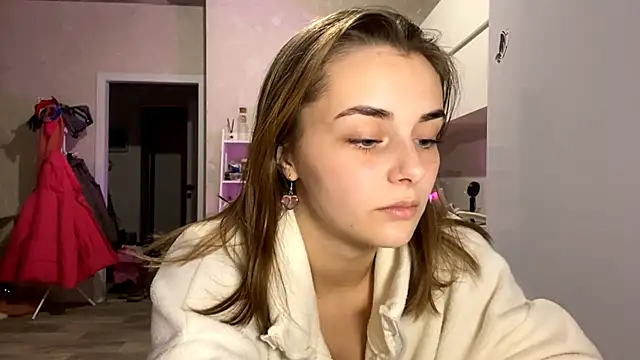 GeralynChiszar online show from 12-04-25, 01:04