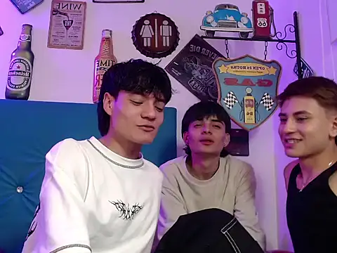 Snapshot of axel_milo_kairo_and_noa chatting on 11-21-25, 04:00 axel milo kairo and noa online show from 11-21-25, 04:00