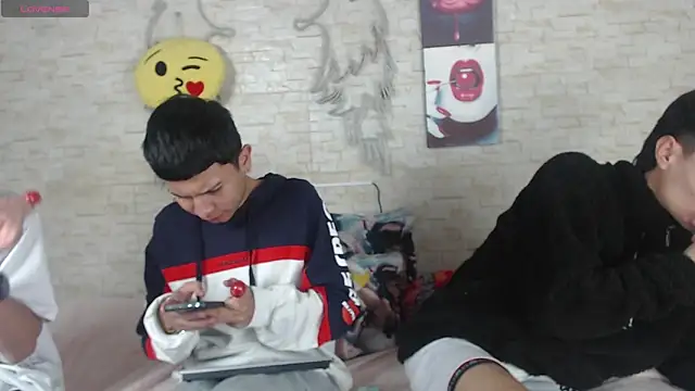 Snapshot of axel_milo_kairo_and_noa chatting on 11-25-25, 12:32 axel milo kairo and noa online show from 11-25-25, 12:32