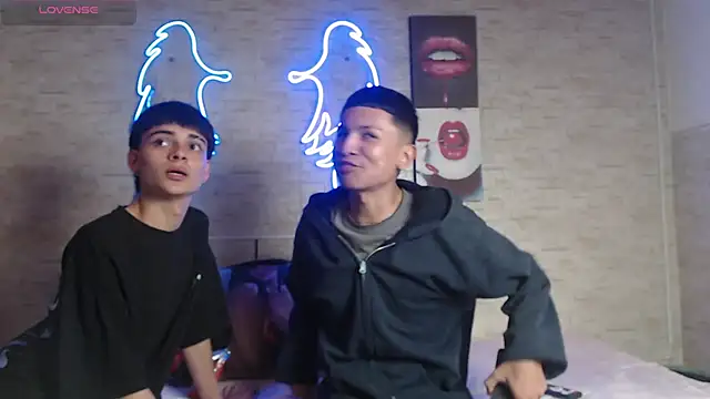 Snapshot of axel_milo_kairo_and_noa chatting on 11-28-25, 09:28 axel milo kairo and noa online show from 11-28-25, 09:28