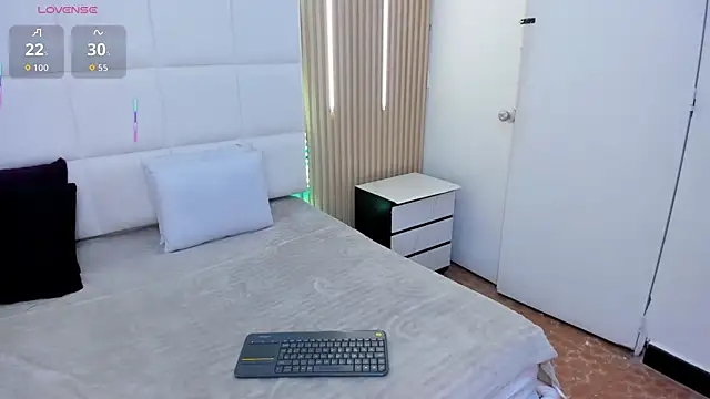 emilyandlea  online show from 01-09-26, 07:37