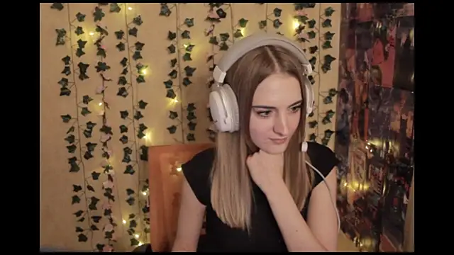 ElviaTengwall online show from 11-26-25, 09:21