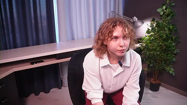 Snapshot of MinaBelsey chatting on 11-18-25, 02:39 MinaBelsey online show from 11-18-25, 02:39