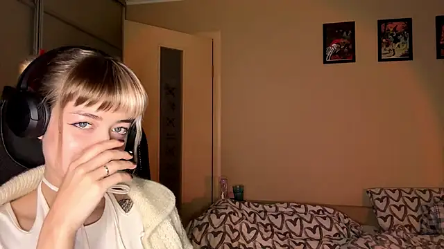 EmilySkyline online show from 11-15-25, 05:16