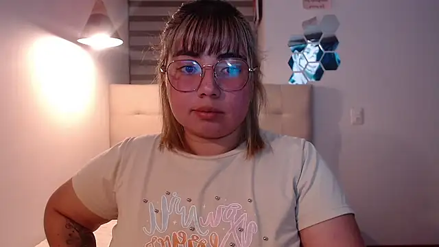 YiniBelle online show from 11-26-25, 03:29