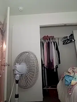 Snapshot of Gummiebear1230 chatting on 12-04-25, 05:17 Gummiebear1230 online show from 12-04-25, 05:17