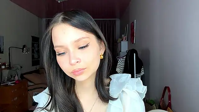 Snapshot of EmmaJonse chatting on 11-18-25, 12:31 EmmaJonse online show from 11-18-25, 12:31