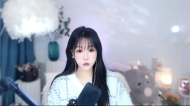 Laura 520 online show from 11-22-25, 12:42