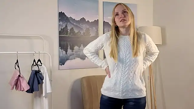 Snapshot of ToshiaPotvin chatting on 11-15-25, 08:33 ToshiaPotvin online show from 11-15-25, 08:33