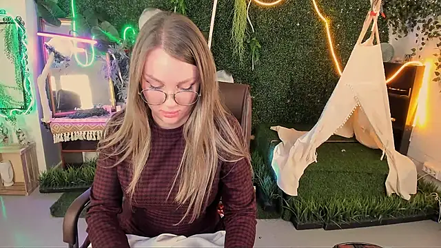 SandraLindsey online show from 11-14-25, 03:33