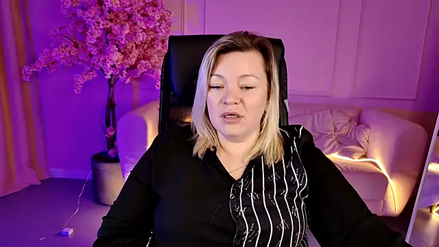 DianaHaworn online show from 11-17-25, 01:17