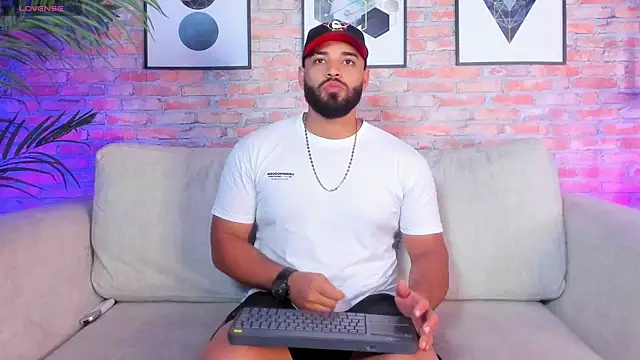 Snapshot of Chris_Varden chatting on 12-02-25, 07:20 Chris Varden online show from 12-02-25, 07:20