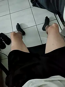 Snapshot of bnnzin chatting on 11-17-25, 10:37 bnnzin online show from 11-17-25, 10:37