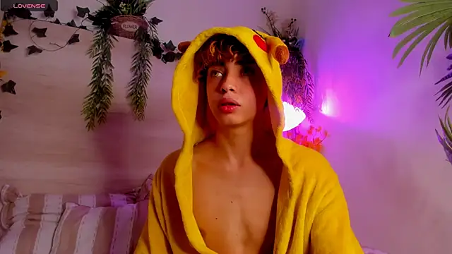 Snapshot of Twinkk_Guy chatting on 11-17-25, 05:02 Twinkk Guy online show from 11-17-25, 05:02