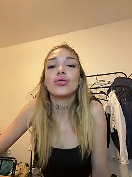 Snapshot of lunababy77 chatting on 11-17-25, 04:13 lunababy77 online show from 11-17-25, 04:13