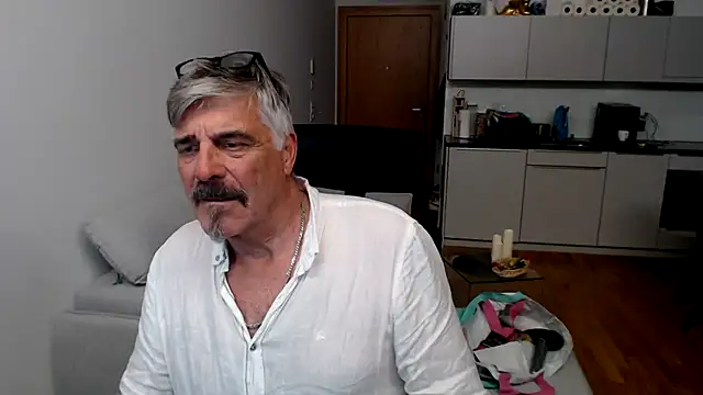 Snapshot of Buidapest chatting on 01-16-26, 10:58 Buidapest online show from 01-16-26, 10:58