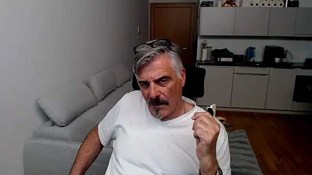 Snapshot of Buidapest chatting on 01-17-26, 11:08 Buidapest online show from 01-17-26, 11:08