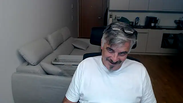 Snapshot of Buidapest chatting on 02-02-26, 11:58 Buidapest online show from 02-02-26, 11:58