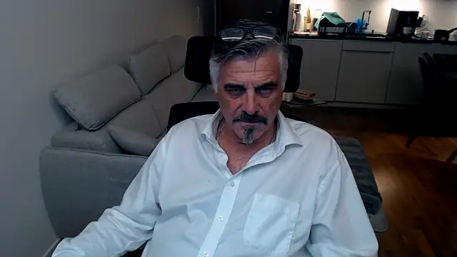 Snapshot of Buidapest chatting on 02-05-26, 12:48 Buidapest online show from 02-05-26, 12:48